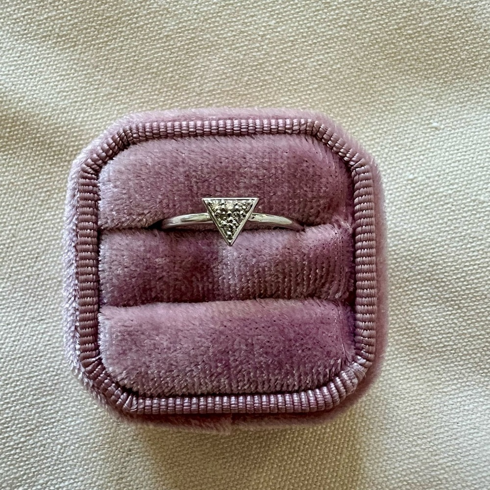 DIAMOND TRIANGLE RING 14K GOLD (0.07 CTW) - Picture 2 of 4